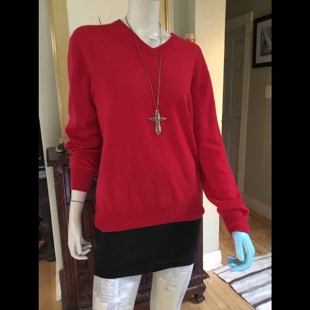 Red 100% Cashmere V-neck sweater medium